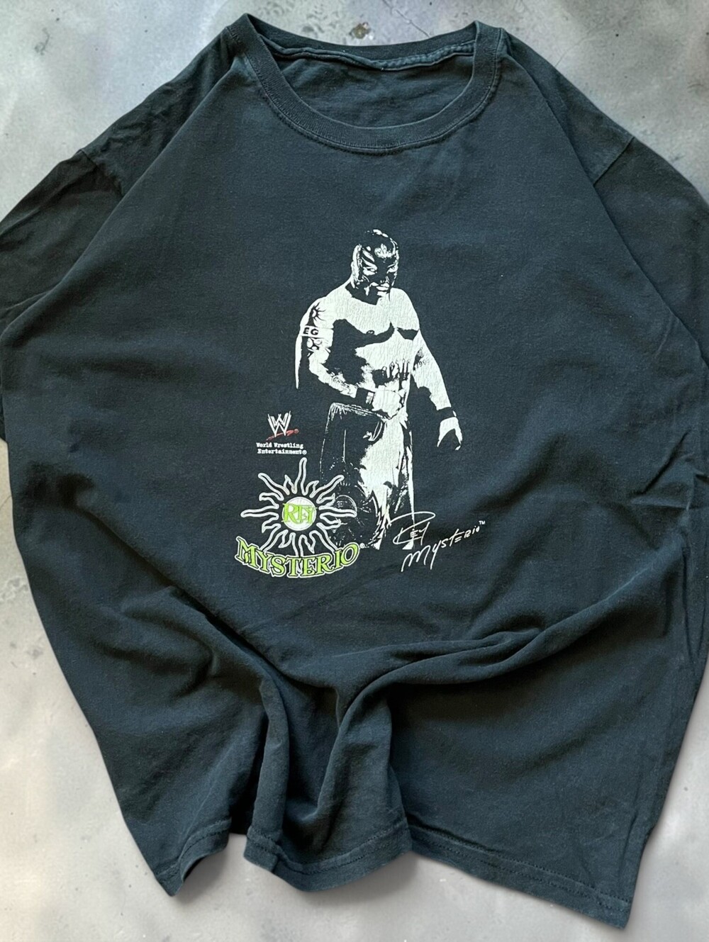 Vintage WWE Rey Mysterio Graphic T-Shirt Wrestling Tee Size Medium 2000s